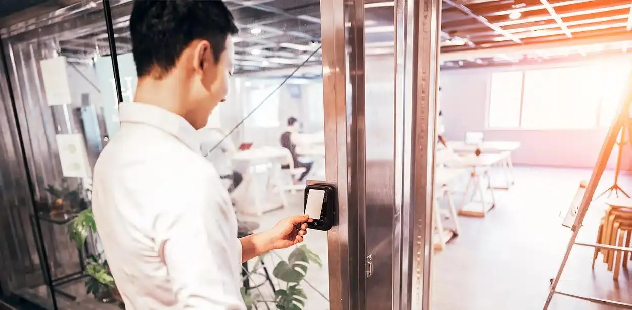 O que é uma Porta Controlada em sistemas de controle de acesso?